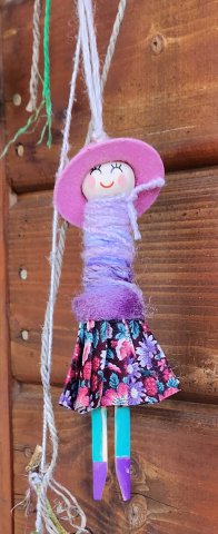 Mädchen mit Faltenrock und rosa Hut